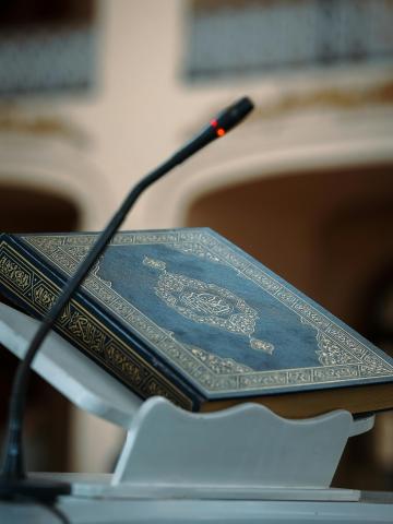 microfono_libro_religioso